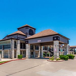 Quality Inn I-10 East Near Frost Bank Center